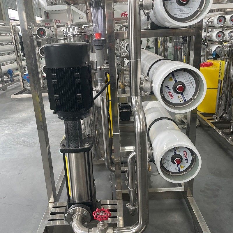 Máquina de filtragem de purificador de água potável 6000LPH RO para bomba de componentes centrais de 300 kg