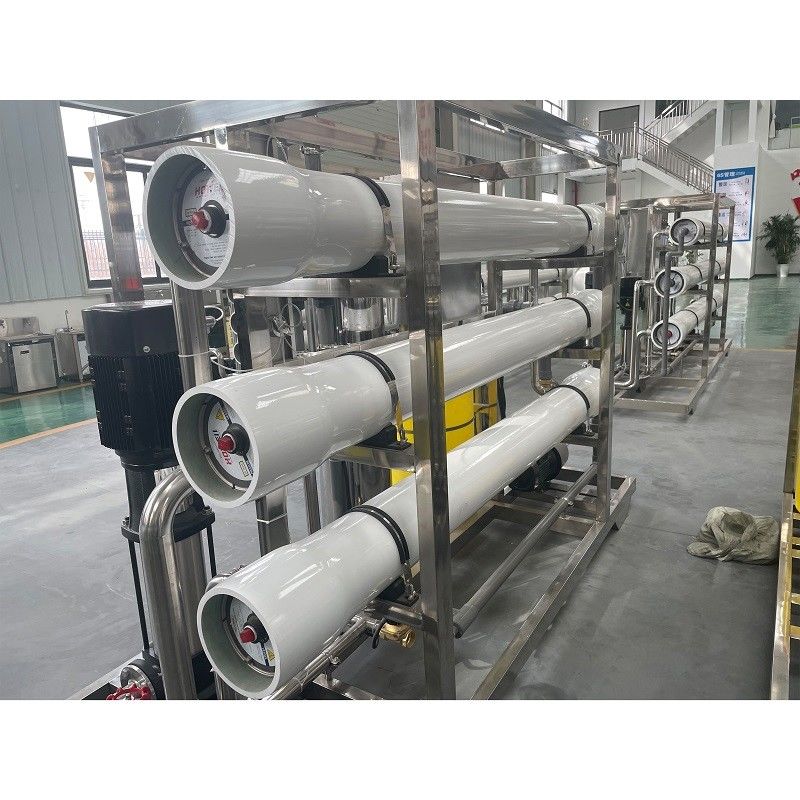 Máquina de filtragem de purificador de água potável 6000LPH RO para bomba de componentes centrais de 300 kg