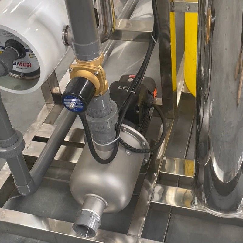 Máquina de filtragem de purificador de água potável 6000LPH RO para bomba de componentes centrais de 300 kg